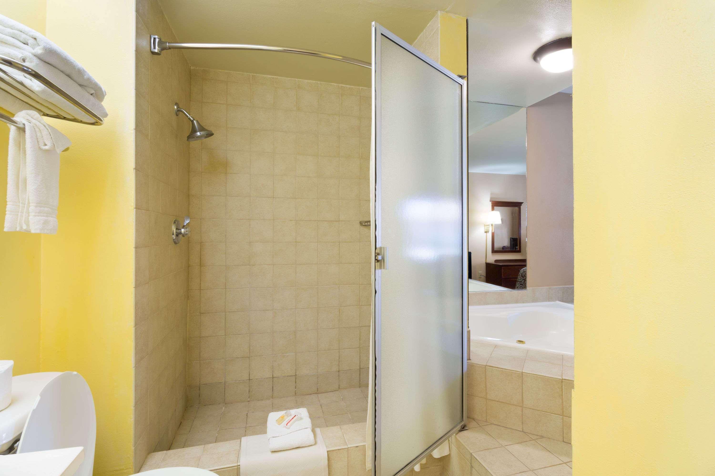 Days Inn By Wyndham Fontana / Rialto Bloomington Exteriér fotografie