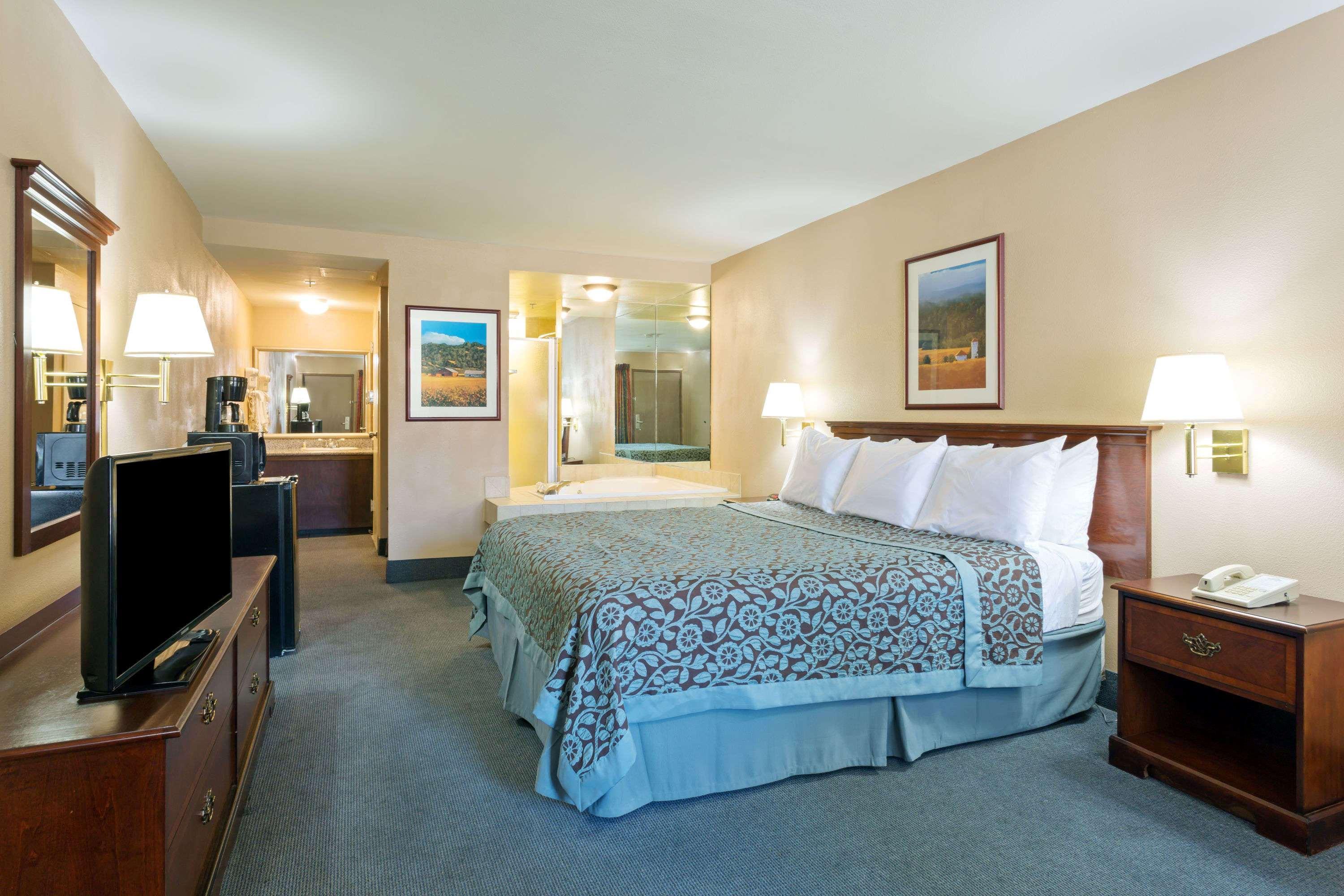 Days Inn By Wyndham Fontana / Rialto Bloomington Exteriér fotografie