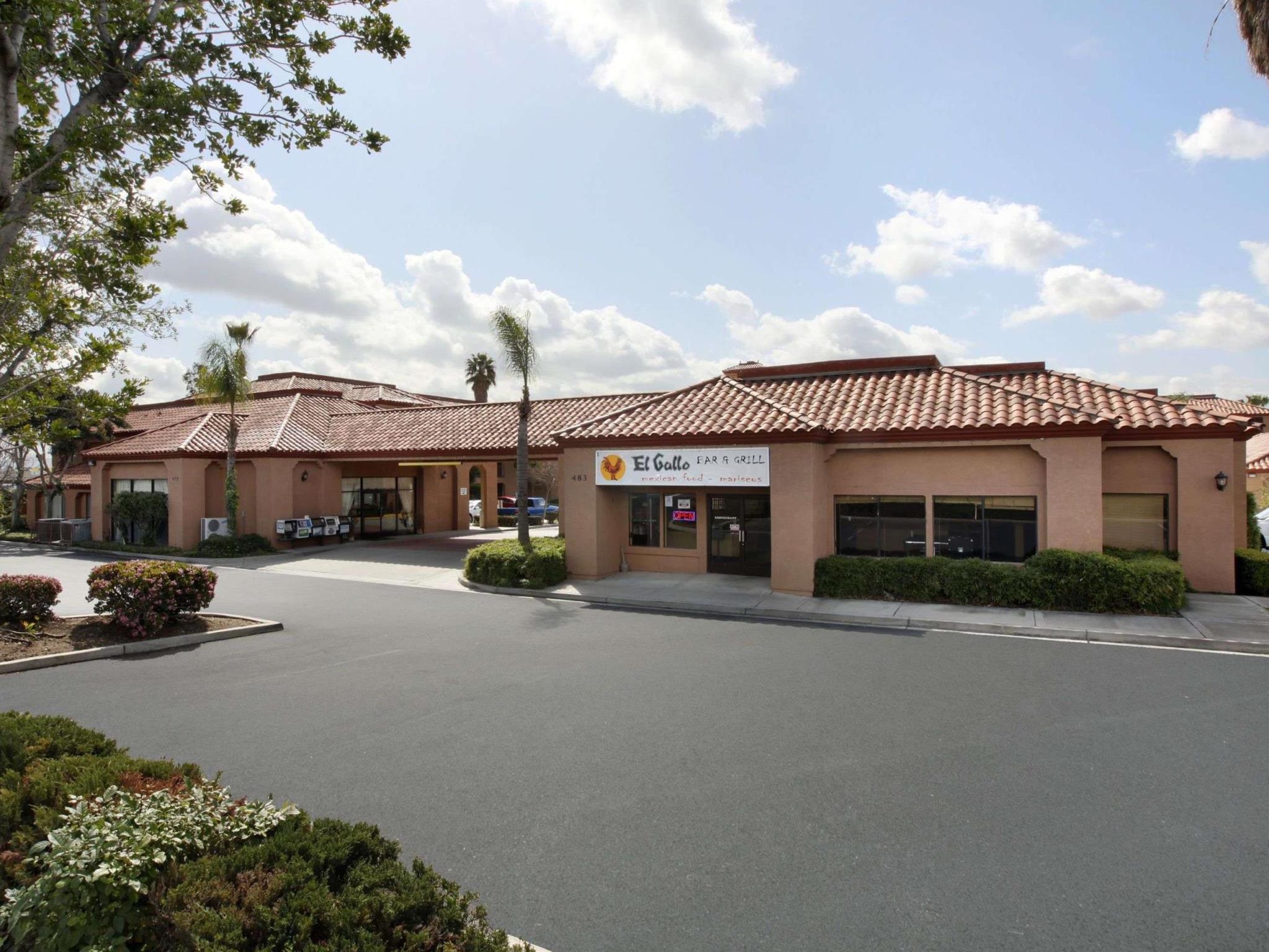 Days Inn By Wyndham Fontana / Rialto Bloomington Exteriér fotografie