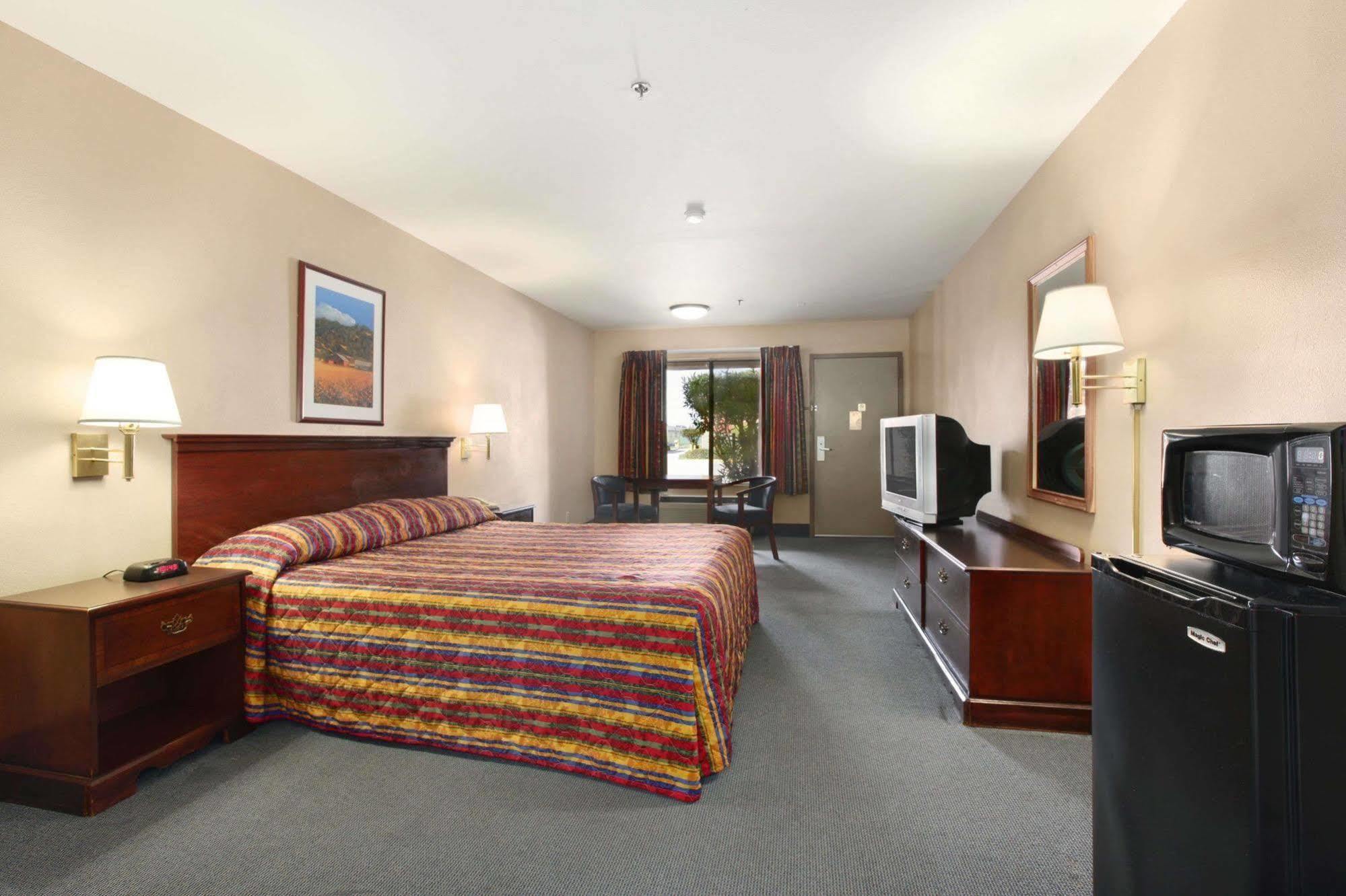 Days Inn By Wyndham Fontana / Rialto Bloomington Exteriér fotografie