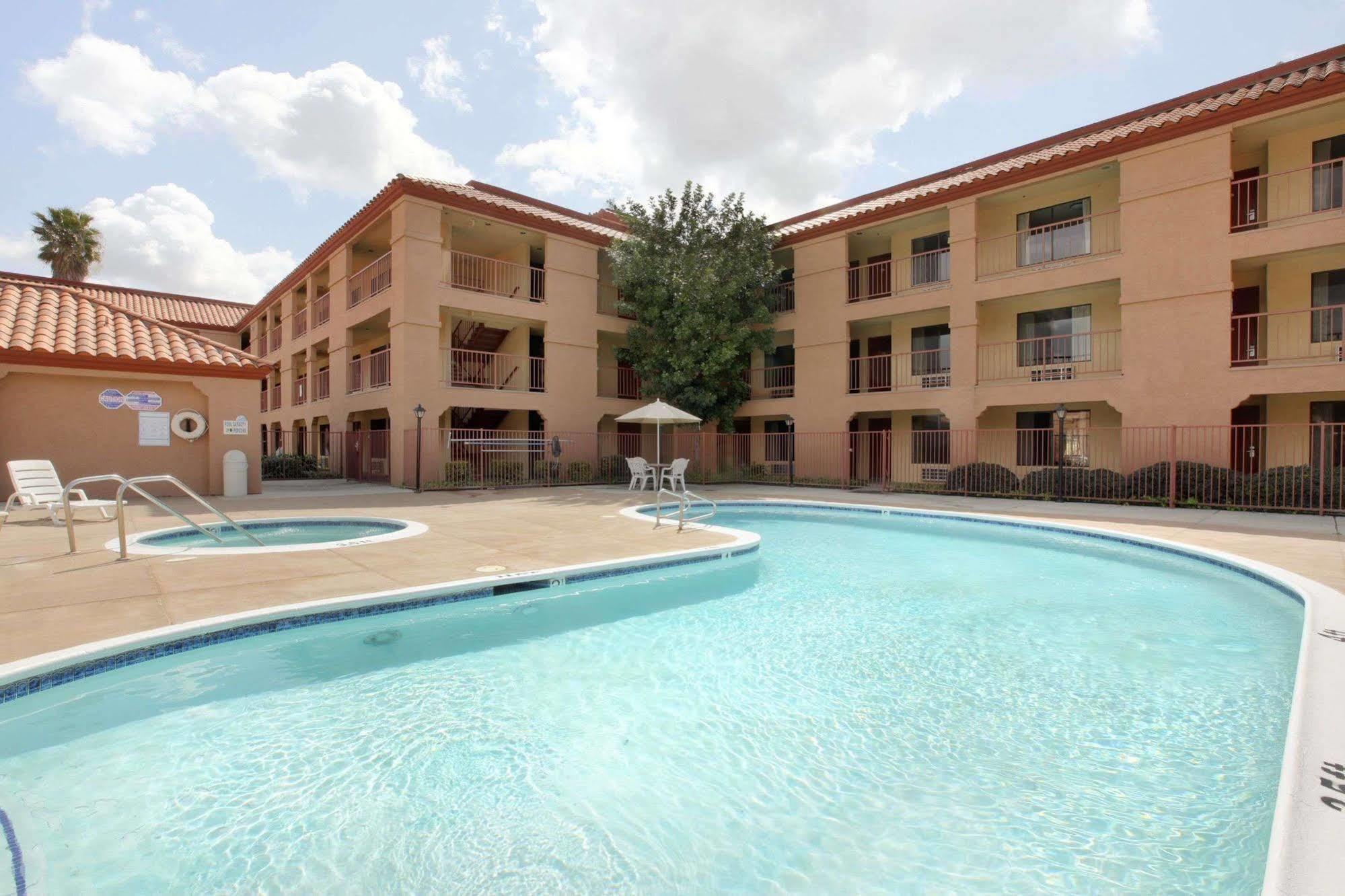 Days Inn By Wyndham Fontana / Rialto Bloomington Exteriér fotografie